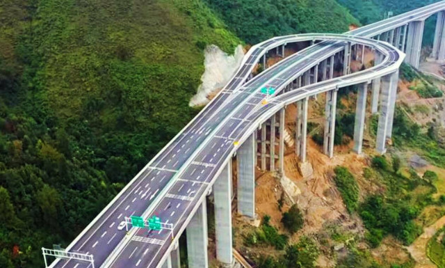 Δείτε μία απίστευτη έξοδο σε αυτοκινητόδρομο της Κίνας (vid)