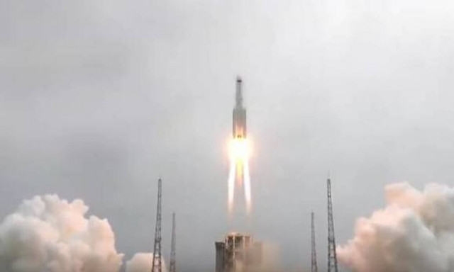 Κινεζικός πύραυλος εκτός ελέγχου σε «ξέφρενη πορεία» προς τη Γη - Δείτε αν πρέπει να ανησυχήσετε