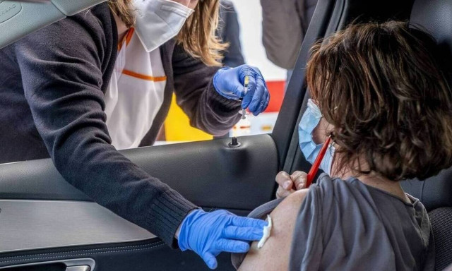 Βρετανία - Κορονοϊός: Μειώνονται τα κρούσματα και οι θάνατοι, αυξάνονται οι εμβολιασμοί