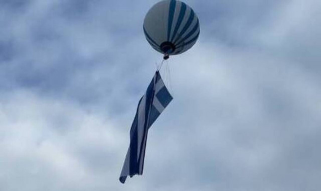 Δέος! Η μεγαλύτερη ελληνική σημαία στον κόσμο υψώθηκε στη λίμνη Πλαστήρα (vid)