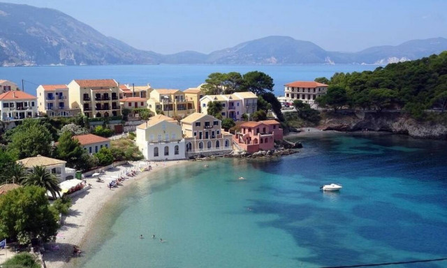 Τουρισμός: Το γαλλικό περιοδικό «Le Point» υμνεί την «ανεξερεύνητη» Ελλάδα