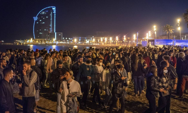 Ισπανία: Η κυβέρνηση καλεί σε υπευθυνότητα μετά τα «πάρτι ελευθερίας» για το τέλος του lockdown