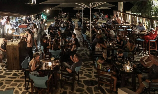 Άρση lockdown: Την Τετάρτη οι ανακοινώσεις για SMS, απαγόρευση κυκλοφορίας, μετακίνηση εκτός νομού