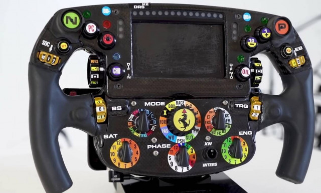 Δείτε τον Sainz να μας εξηγεί τα πάντα για το τιμόνι της Ferrari Formula 1