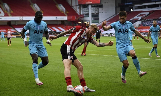 Βίντεο σοκ: Παίκτης της Premier League ξυλοκοπά άγρια άντρα στον δρόμο (video)