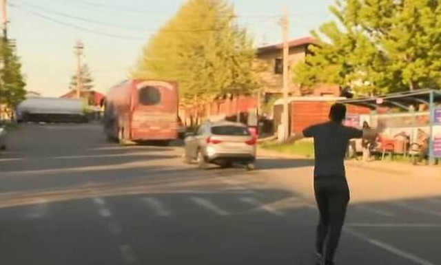 Επικό στιγμιότυπο: Ξέχασαν παίκτη στο γήπεδο – Έτρεχε και φώναζε πίσω από το πούλμαν! (video)