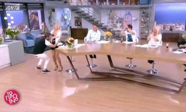 Απίστευτο σόου από τον Τζώρτζογλου: Εισέβαλε στο «Πρωινό» και… πέταξε τα πάντα (video)