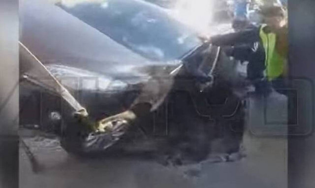 Σέρρες: Υποχώρησε η άσφαλτος και «κατάπιε» αυτοκίνητο! (vid)