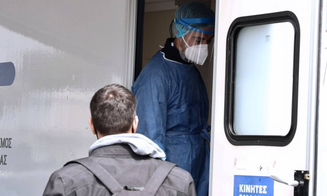 Κρούσματα σήμερα: 1.356 νέες μολύνσεις στην Αττική - «Έκρηξη» σε Μεσολόγγι, υψηλά η Θεσσαλονίκη