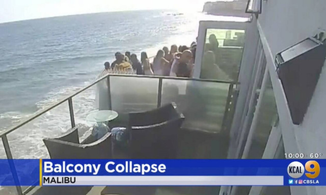 Τρομακτικό ατύχημα στις ΗΠΑ: Η στιγμή της κατάρρευσης μπαλκονιού – 9 οι τραυματίες (vid)