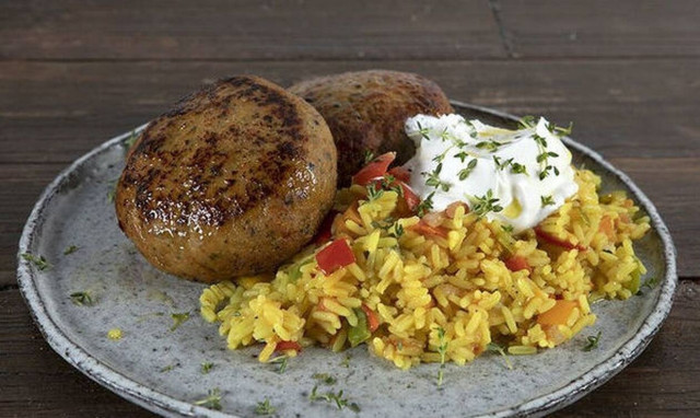 Άκης Πετρετζίκης: Συνταγή για τα πιο νόστιμα κι εύκολα μπιφτέκια γαλοπούλας