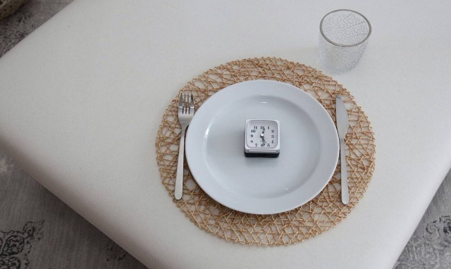 Δίαιτα 16:8: Διαλειμματική νηστεία - Τα πλεονεκτήματα και οι κίνδυνοι για την υγεία