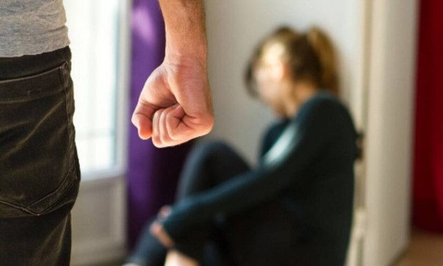 Ηράκλειο: Κακοποίησε τη γυναίκα του μπροστά στα τρία παιδιά τους – Χτύπησε το κεφάλι της στο ψυγείο