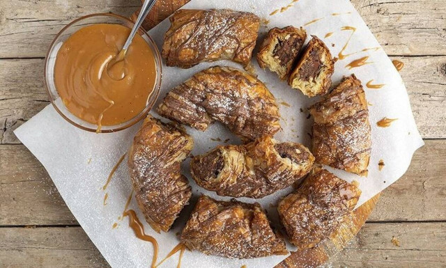 Στριφτή σοκολατόπιτα με καραμέλα - Λαχταριστή συνταγή από τον Άκη Πετρετζίκη