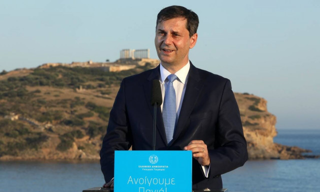 Θεοχάρης στο Newsbomb.gr: Περισσότερα έσοδα από τον τουρισμό σε σχέση με πέρσι