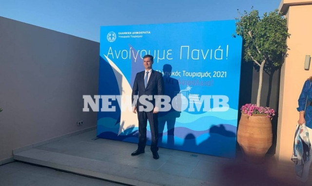 Θεοχάρης στο Newsbomb.gr: Ο τουρισμός ανοίγει με ασφάλεια και ζώνες άμυνας