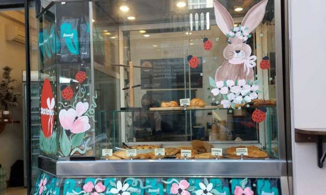 Ρεπορτάζ Newsbomb.gr: Η Αιμιλία Κουβέλη έκανε την Χαλκίδα έναν… καμβά γεμάτο λουλούδια και χρώματα