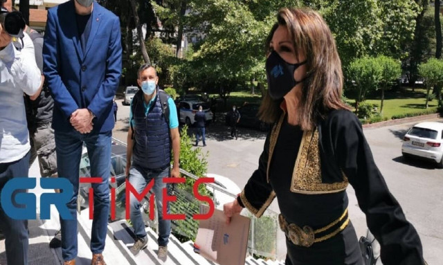 Αγγελοπούλου: Στη Θεσσαλονίκη με παραδοσιακή φορεσιά - «Να ψάξετε και να μάθετε λίγο ιστορία»