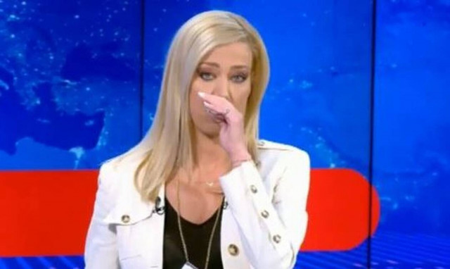 Tο τελευταίο «αντίο» στην 20χρονη Καρολάιν: Λύγισε στον αέρα η Έφη Αλεβίζου (vid)