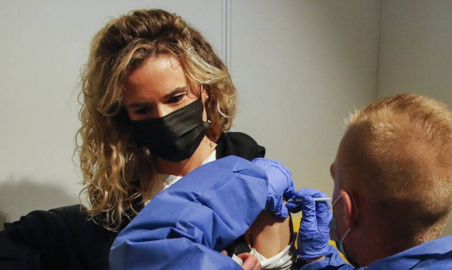 Κορονοϊός - Γαλλία: Με στόχο τις καλοκαιρινές διακοπές, οι νέοι σπεύδουν να κάνουν το εμβόλιο