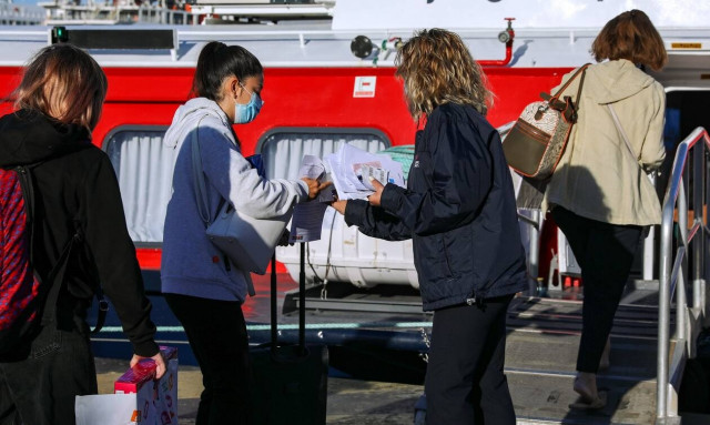 Πειραιάς: Όπου «φύγει-φύγει» με τα πλοία – Με τις βεβαιώσεις στα χέρια οι ταξιδιώτες