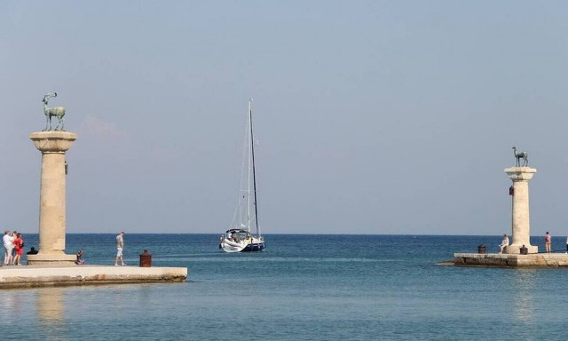 Ρόδος: Έφτασαν οι πρώτοι τουρίστες στο νησί - Ανοίγουν πάνω από 200 ξενοδοχεία