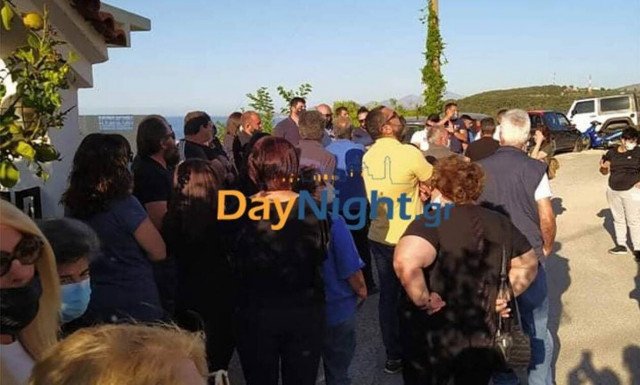 Έξαλλοι οι κάτοικοι με την κεραία κινητής τηλεφωνίας! (pics)