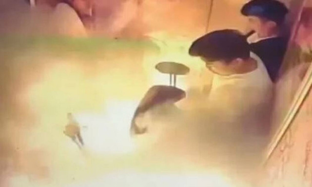 Τρομακτικό ατύχημα: Ηλεκτρικό ποδήλατο εξερράγη σε ασανσέρ - Πέντε τραυματίες (vid)