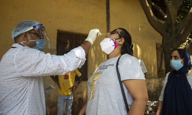 Ινδία: Σχεδόν 3.900 θάνατοι εξαιτίας της COVID-19, πάνω από 326.000 κρούσματα σε 24 ώρες