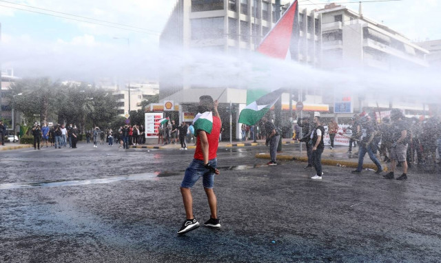 Πρεσβεία Ισραήλ: Τρεις συλλήψεις και δύο αστυνομικοί τραυματίες μετά τα επεισόδια