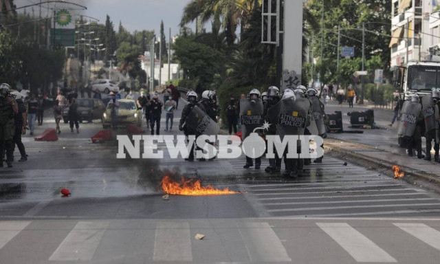 Νέα συγκέντρωση έξω από την πρεσβεία του Ισραήλ - Ένταση και χημικά (pics)
