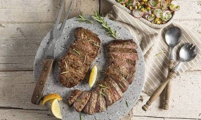 Μοσχαρίσια κόντρα με σαλάτα ραπανάκι από τον Άκη Πετρετζίκη!