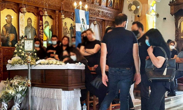 «Ράγισαν» καρδιές στην κηδεία του Γιάννη Ρομπογιαννάκη (pics)