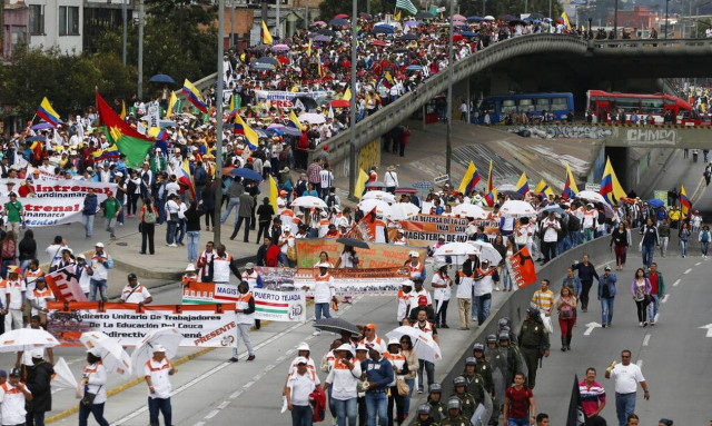 Κολομβία: Οι διαδηλώσεις εναντίον της αστυνομικής καταστολής πήραν χαοτική τροπή στην Ποπαγιάν
