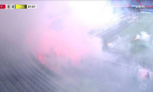 «Ντου» οπαδών την ώρα του αγώνα! Διεκόπη το Φέγενορντ-Βάαλβαϊκ (videos+photos)