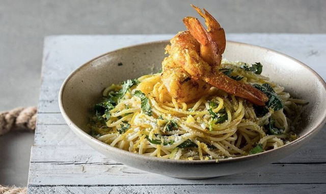 Πεντανόστιμη μακαρονάδα λεμονάτη με γαρίδες - Συνταγή από τον Άκη Πετρετζίκη