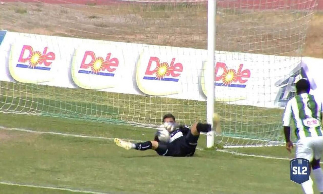 Super League 2: Η γκάφα της χρονιάς! Αντί να την μπλοκάρει, την έστειλε στα δίχτυα του (video)