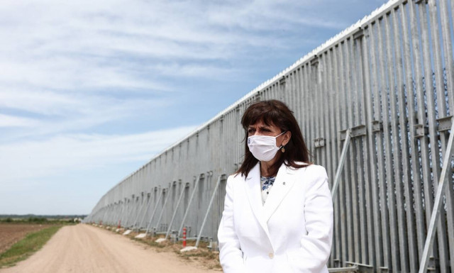 Οι ευαισθητούληδες λύσσαξαν με την φωτογραφία της Σακελλαροπούλου στον Έβρο