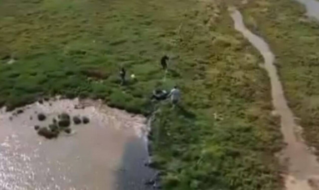 Θεσσαλονίκη: Επιχείρηση εκκαθάρισης του Θερμαϊκού - Απομακρύνθηκαν μέχρι και... λάστιχα αυτοκινήτων