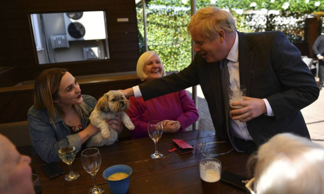 Βρετανία: «Πράσινο φως» για αγκαλιές και μπύρες στις παμπ απο σήμερα για εκατομμύρια κατοίκους