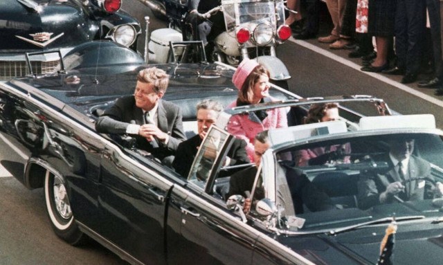 ΗΠΑ: Ο Τραμπ δημοσιοποιεί αρχεία 80.000 σελίδων για τη δολοφονία Κένεντι