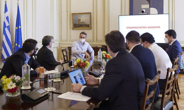 «Δεν χαλαρώνουμε», το μήνυμα της κυβέρνησης – Η ανησυχία για τις μεταλλάξεις