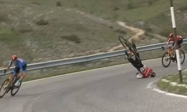 Τρομακτικό ατύχημα στον ποδηλατικό γύρο Ιταλίας: Ποδηλάτης «προσγειώθηκε» με το κεφάλι