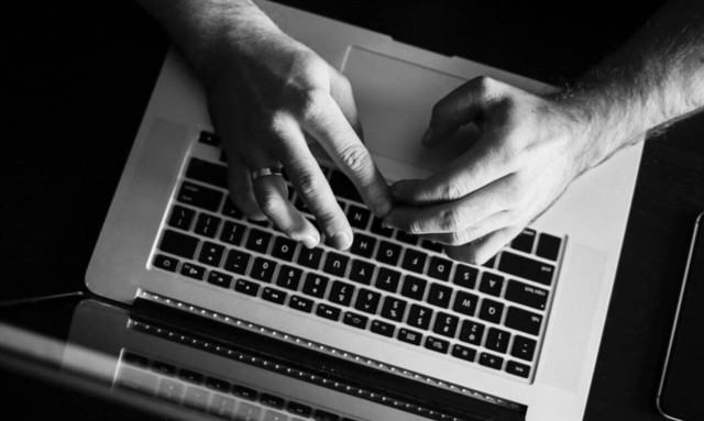 Θέλουν «κρέμασμα» οι… ανώμαλοι του διαδικτύου