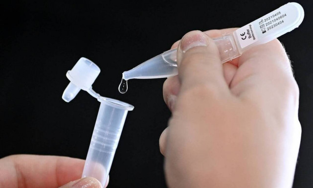 Οι ειδικοί προειδοποιούν: Επικίνδυνα τα απόβλητα των self tests - Τι πρέπει να κάνετε μετά τη χρήση;