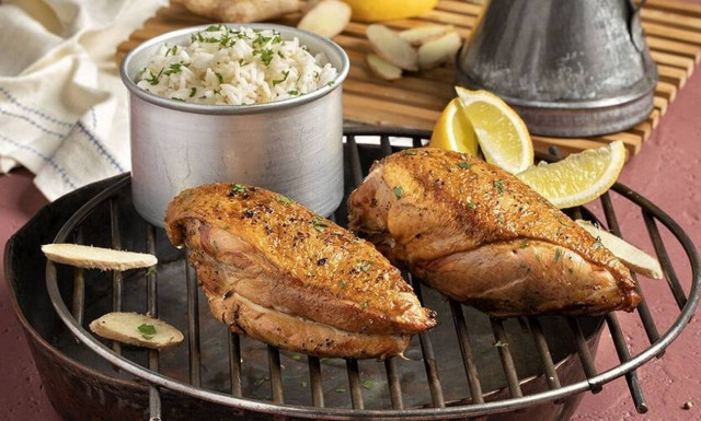 Άκης Πετρετζίκης: Συνταγή για καπνιστό στήθος κοτόπουλου