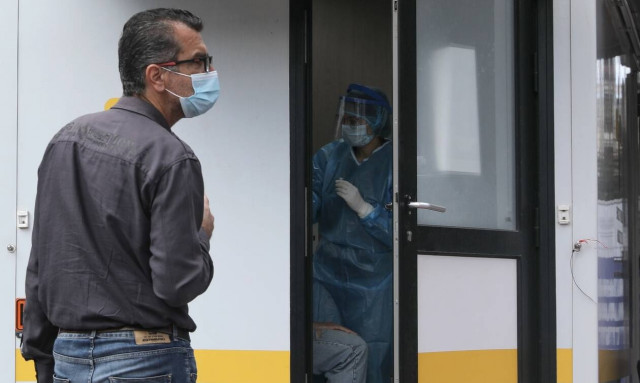 Κορονοϊός - Βατόπουλος: Δύσκολα θα πετάξουμε τις μάσκες - Τι είπε για τα προνόμια των εμβολιασμένων