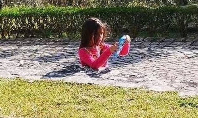 Η φωτογραφία που «τρέλανε» το διαδίκτυο με το «μισό» κορίτσι