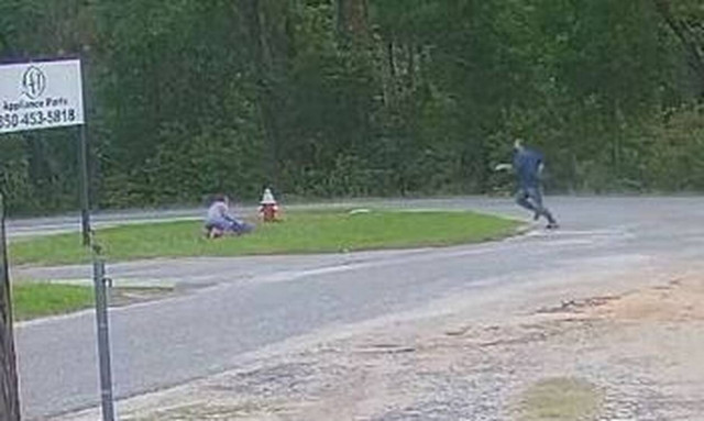 «Ανατριχιαστικό» βίντεο: Παιδόφιλος προσπαθεί να αρπάξει 11χρονη σε στάση λεωφορείου