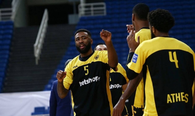 Ποτέ δεν είναι αργά! Ο Κιθ Λάνγκφορντ πήρε πτυχίο στα 38 του (video)